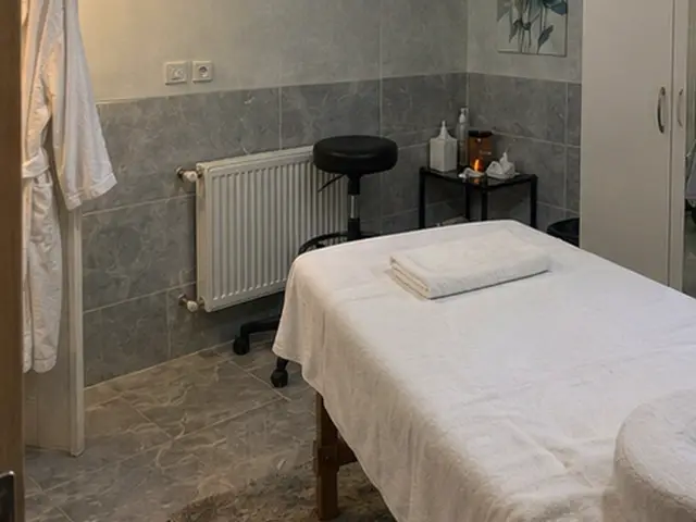 Gri mermer duvarlı, aydınlık masaj odası — Kazlıçeşme, Masaj Salonun