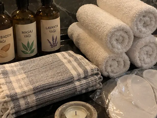 Masaj ve lavanta yağı, rulo havlular ve ekose peştemal — Kazlıçeşme, Masaj Salonun