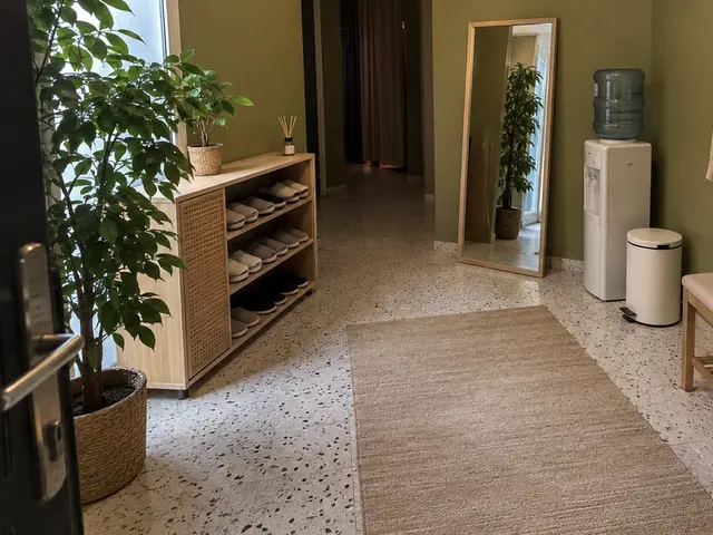Bekleme alanı: bank, ayna, su sebili ve askılar — Kazlıçeşme, Masaj Salonun